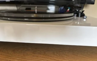 Flat vinyl record playing on a Fluance turntable with Ortofon 2M Blue cartridge properly tracking the groove